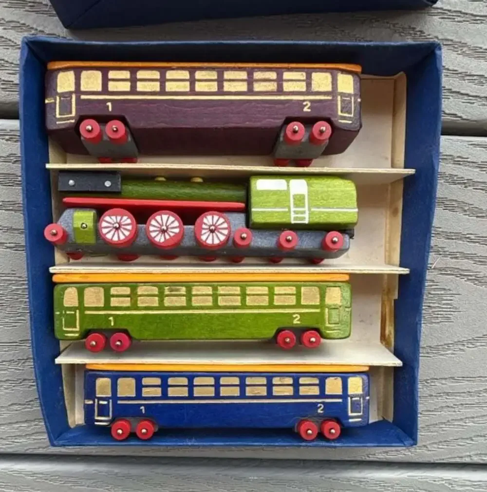 VTG Shackman De Luxe Old Fashioned Handcrafted wood Magnetic Coupling Train Set